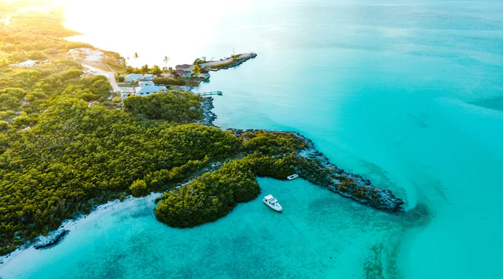 エグズーマ諸島｜エメラルドグリーンの海と自然美